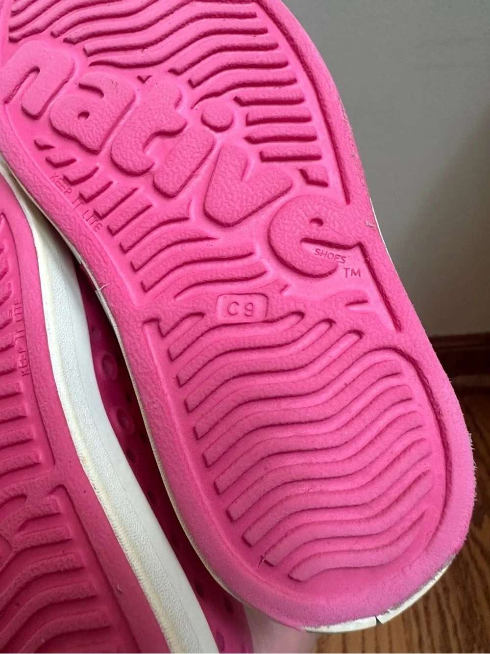 Native Shoes Girls 9 Pink Slip On